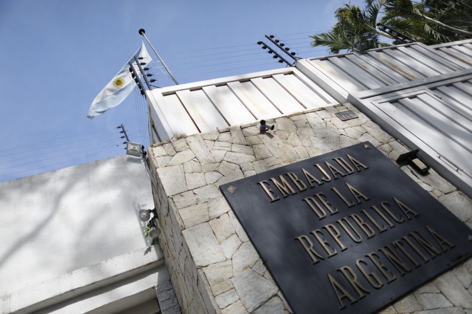 Colômbia negocia salvo-conduto para asilados na embaixada argentina na Venezuela