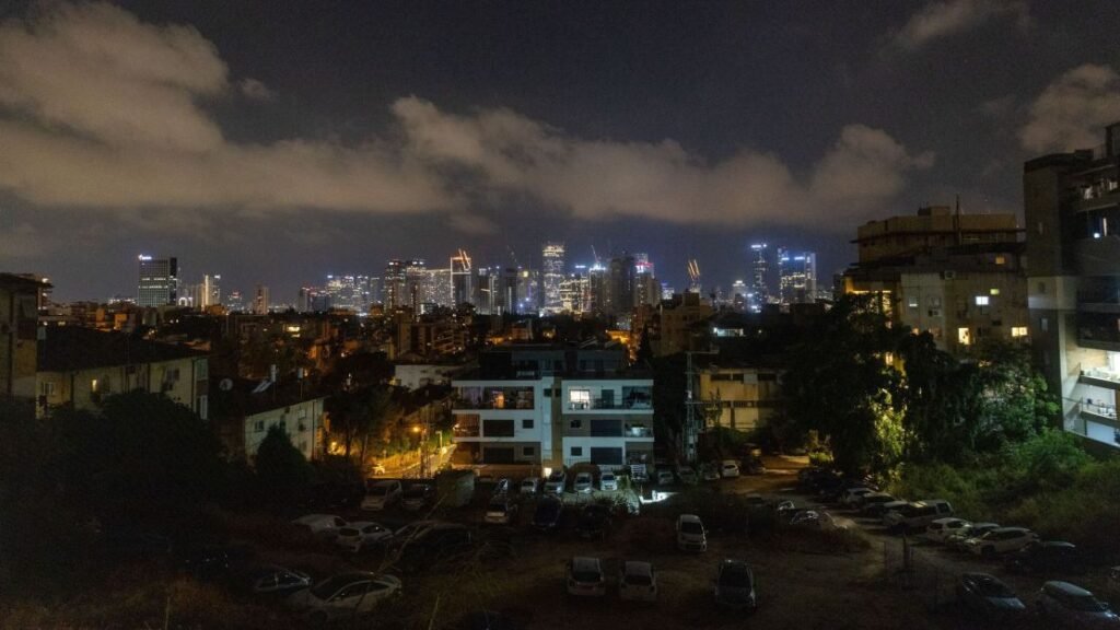 Sirenes tocam em Tel Aviv após Hezbollah anunciar ataque; Blinken viaja ao país hoje