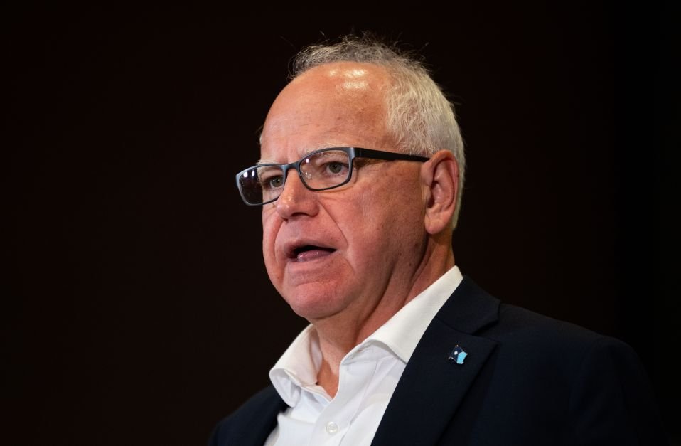 Walz diz que está “feliz” por Trump estar seguro e condena a violência nos EUA Walz diz que está “feliz” por Trump estar seguro e condena a violência nos EUA