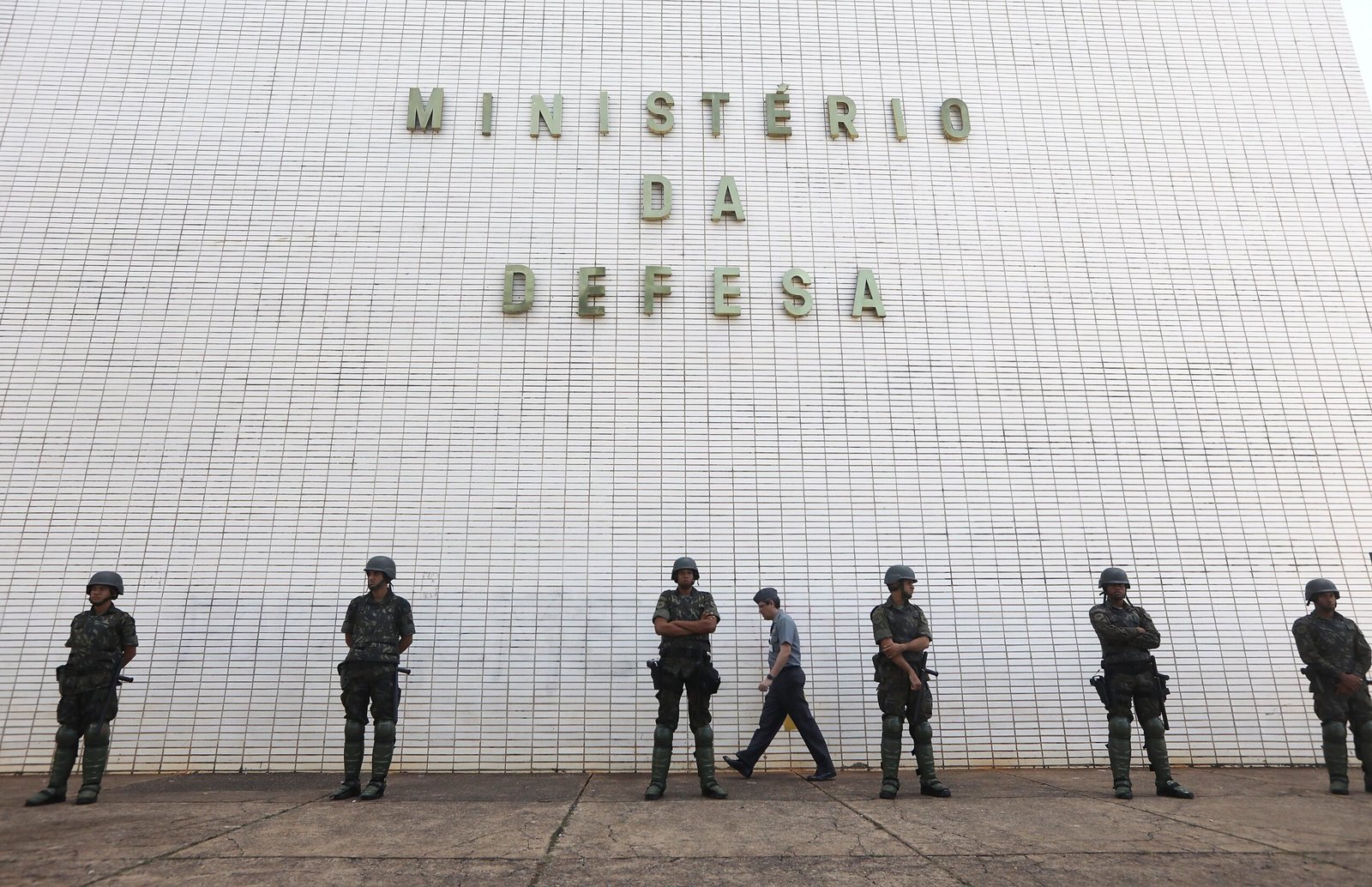 Defesa entra na mira do corte de gastos e surpreende militares