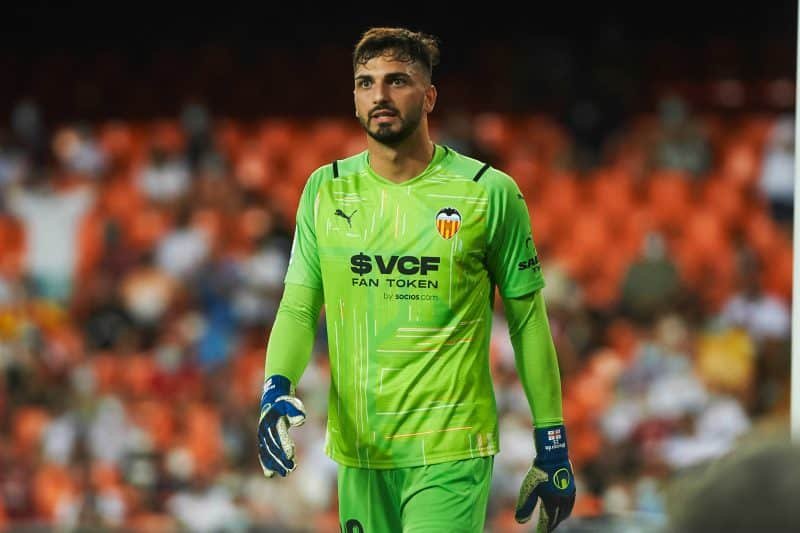 Liverpool investe alto em herdeiro de Alisson, mas não o terá imediatamente; entenda