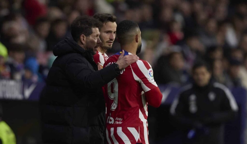 Ídolo do Racing, Simeone rasga elogios ao Corinthians e se rende a talento de Depay