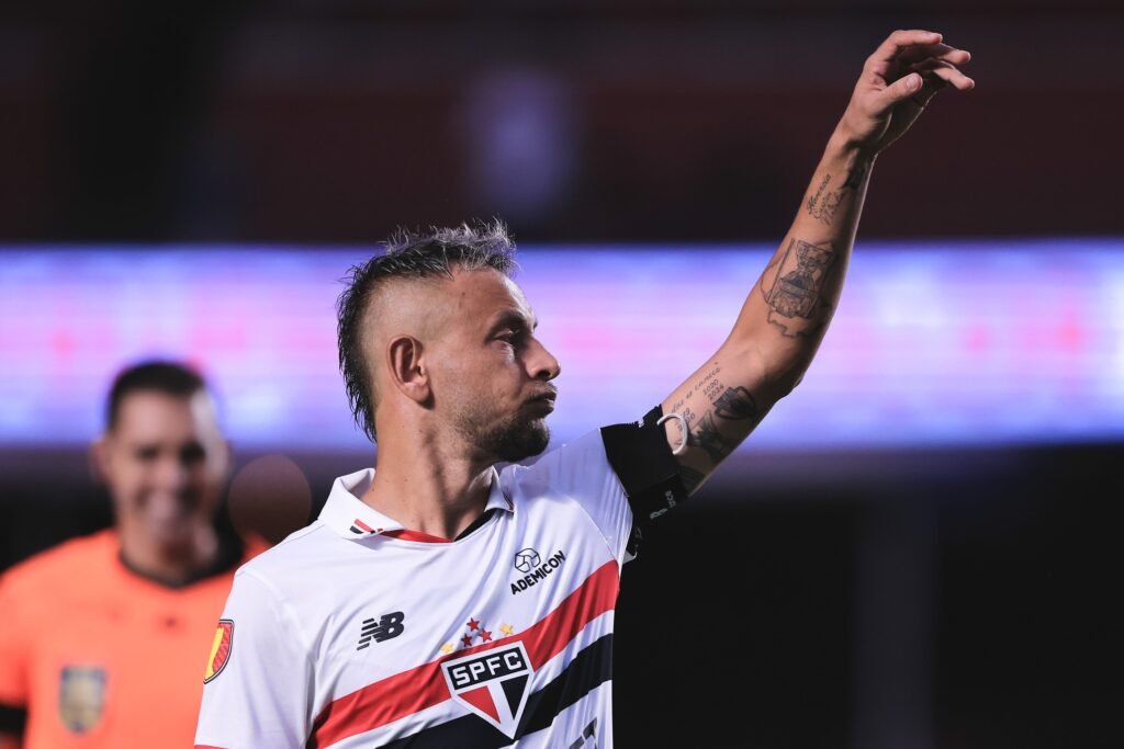 Fica no São Paulo? Rafinha recebe convites de Bayern e Jorge Jesus para 2025