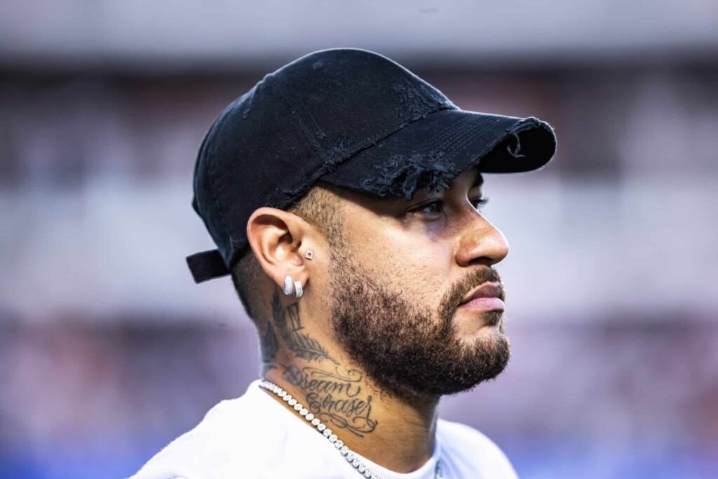 Estafe de Neymar nega existência de reunião para retorno ao Santos