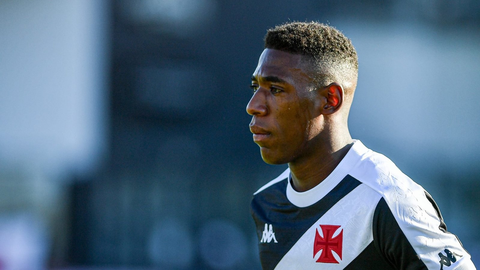 Piada sobre Léo em evento do Vasco irrita elenco, e jogadores defendem zagueiro