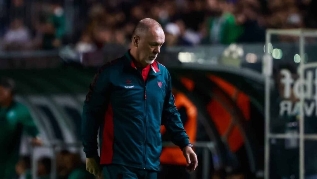 ‘Bahia está dois dias de perninha para cima’, reclama Mano sobre poupar no Fluminense