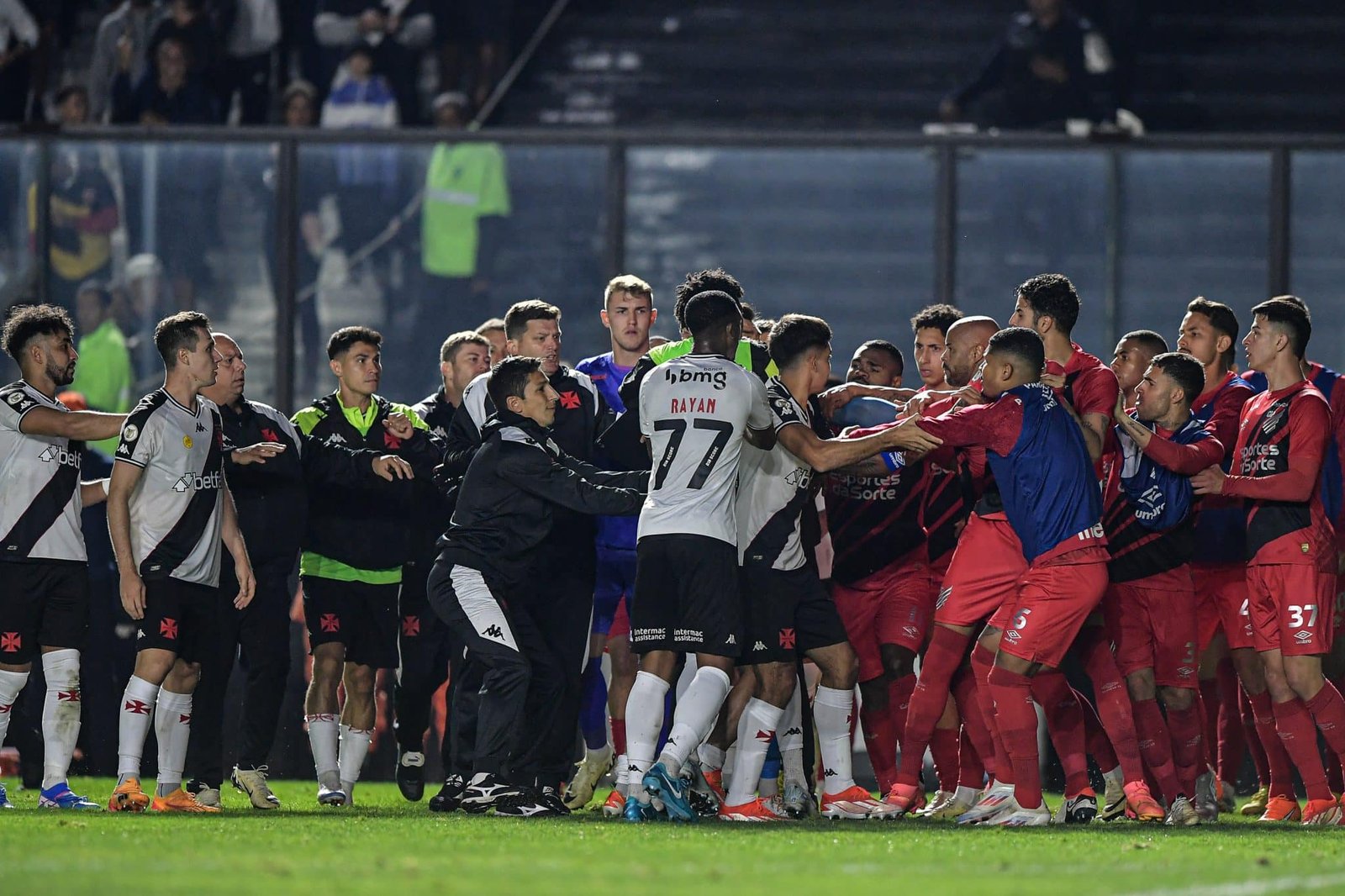 Reunião ajuda a apaziguar ânimos entre Vasco e Athletico-PR após confusão