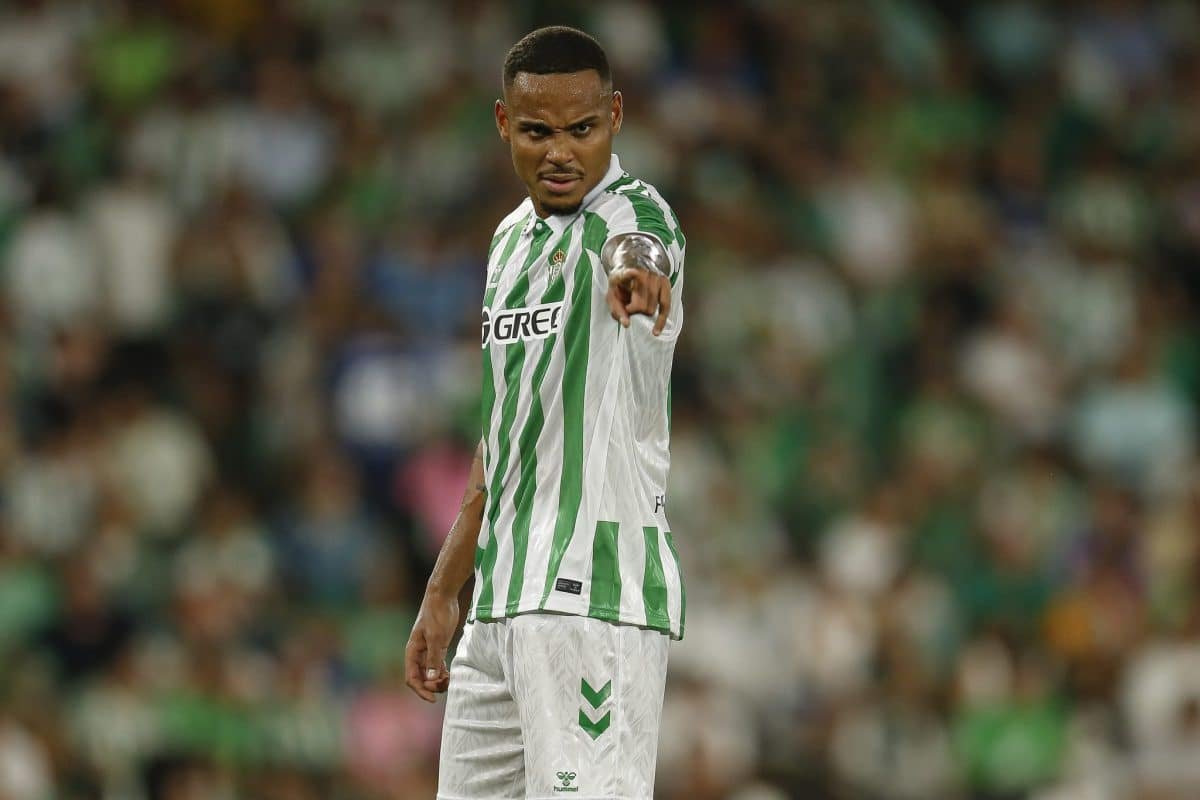 Companheiro de Vitor Roque no Betis, Natan brinca com trauma envolvendo o atacante: ‘Quebrou meu nariz’