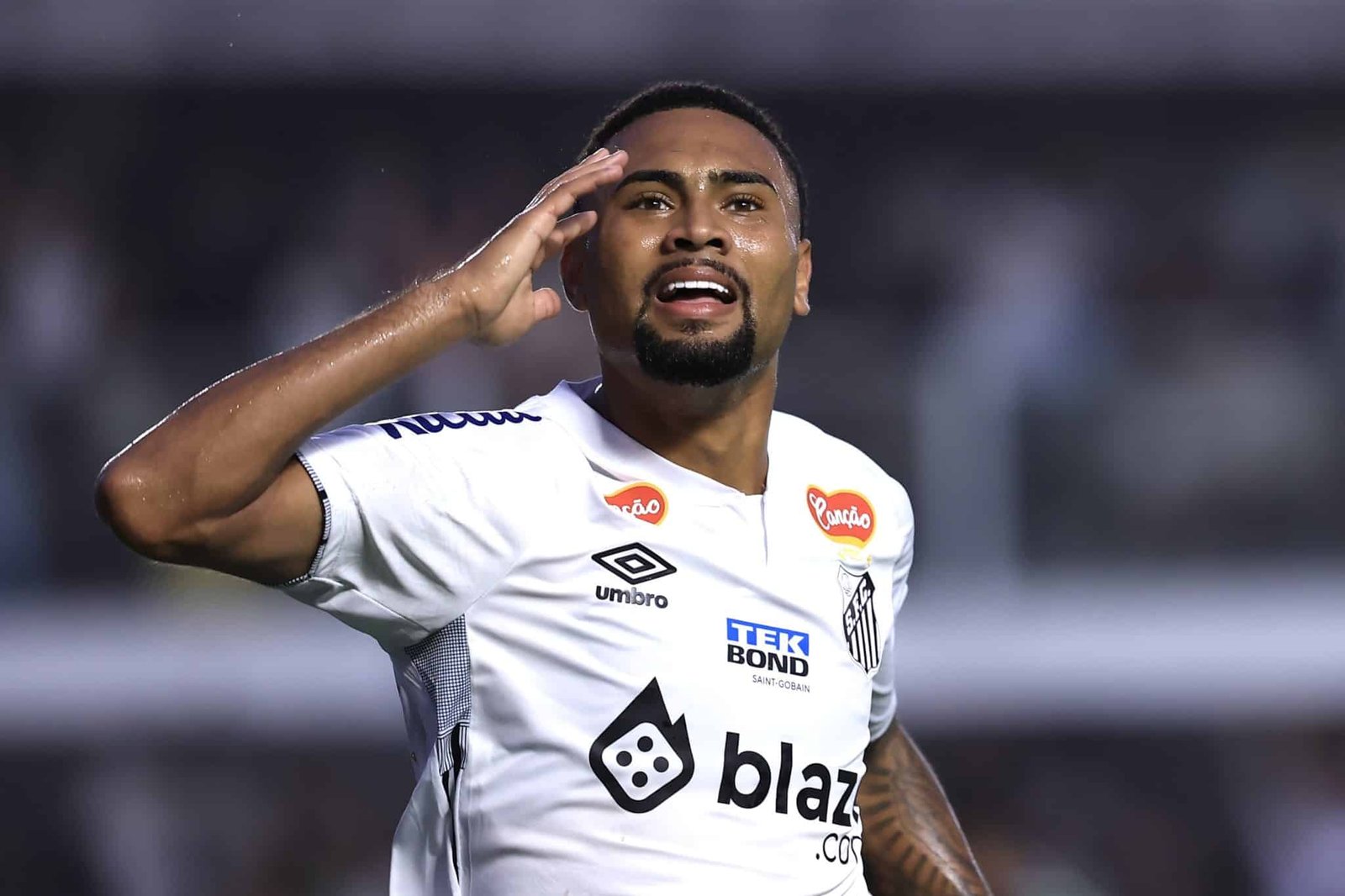 Falta de fair play e clima hostil na Vila empurram Santos à vitória sobre o América-MG
