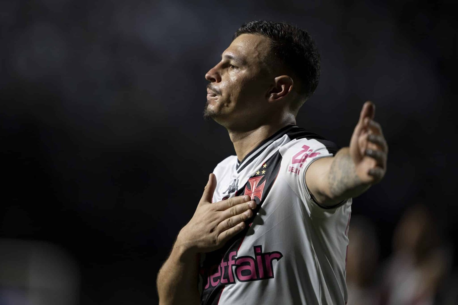 Vasco vence a primeira com Coutinho, mas foi outro meia que decidiu contra o Cuiabá
