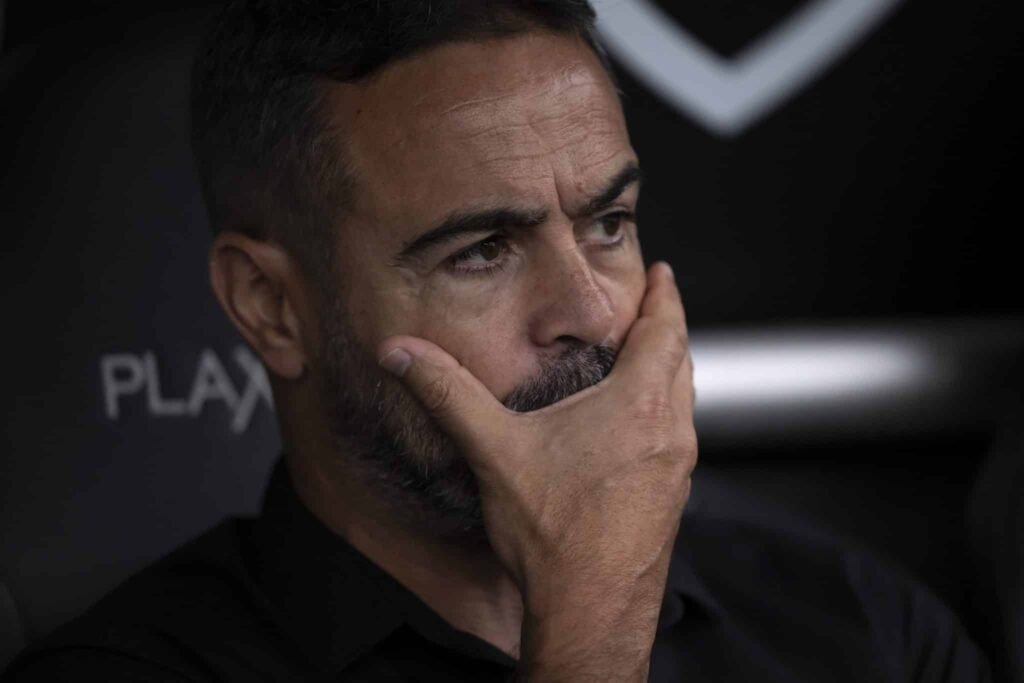 Artur Jorge critica fair play de jogador do Botafogo