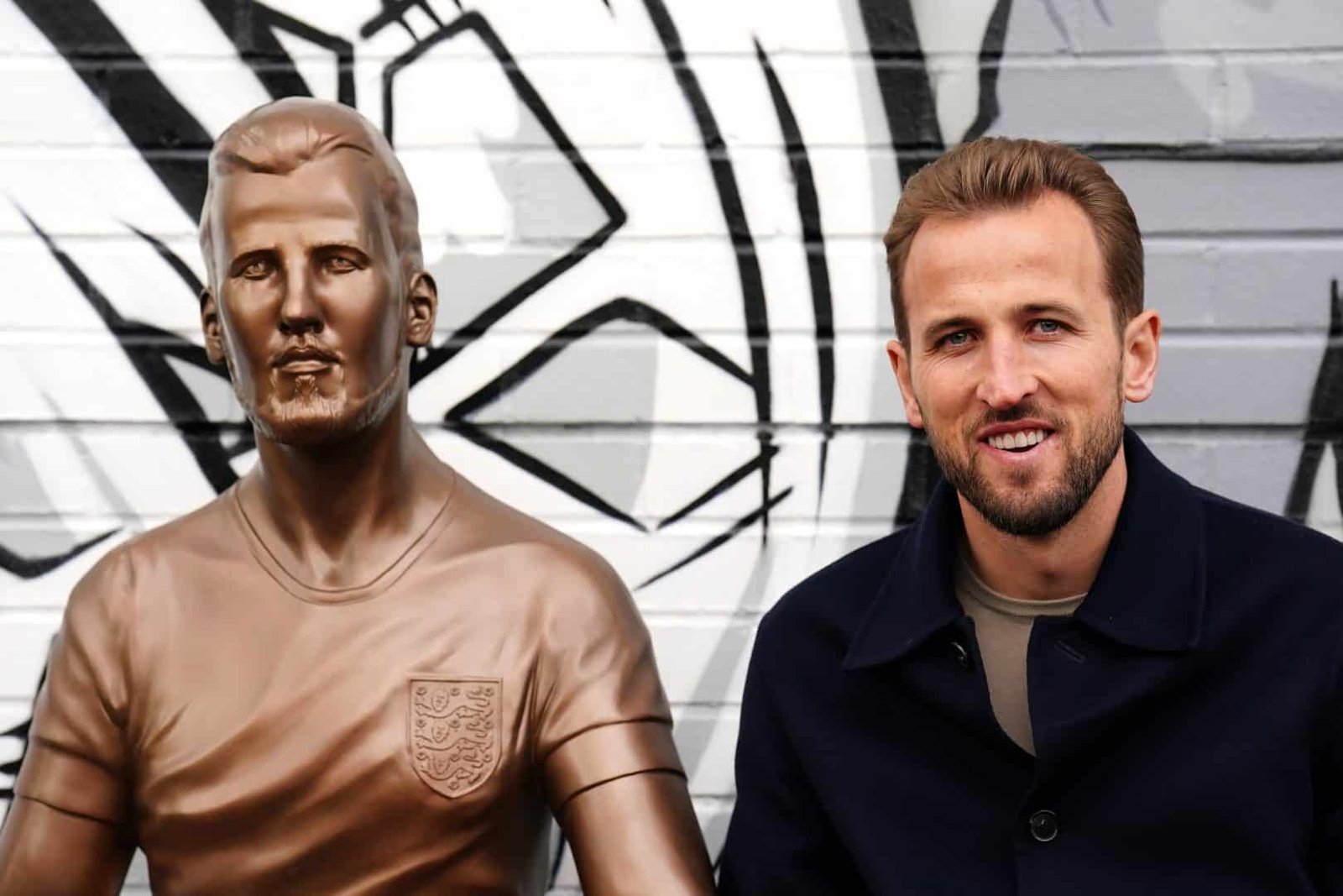 Estátua ‘misteriosa’ de Kane é finalmente inaugurada e rende piadas com Cristiano Ronaldo