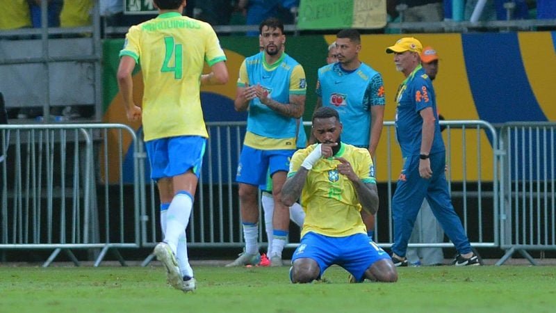 Raphina rebate vaias para a Seleção após empate com Uruguai