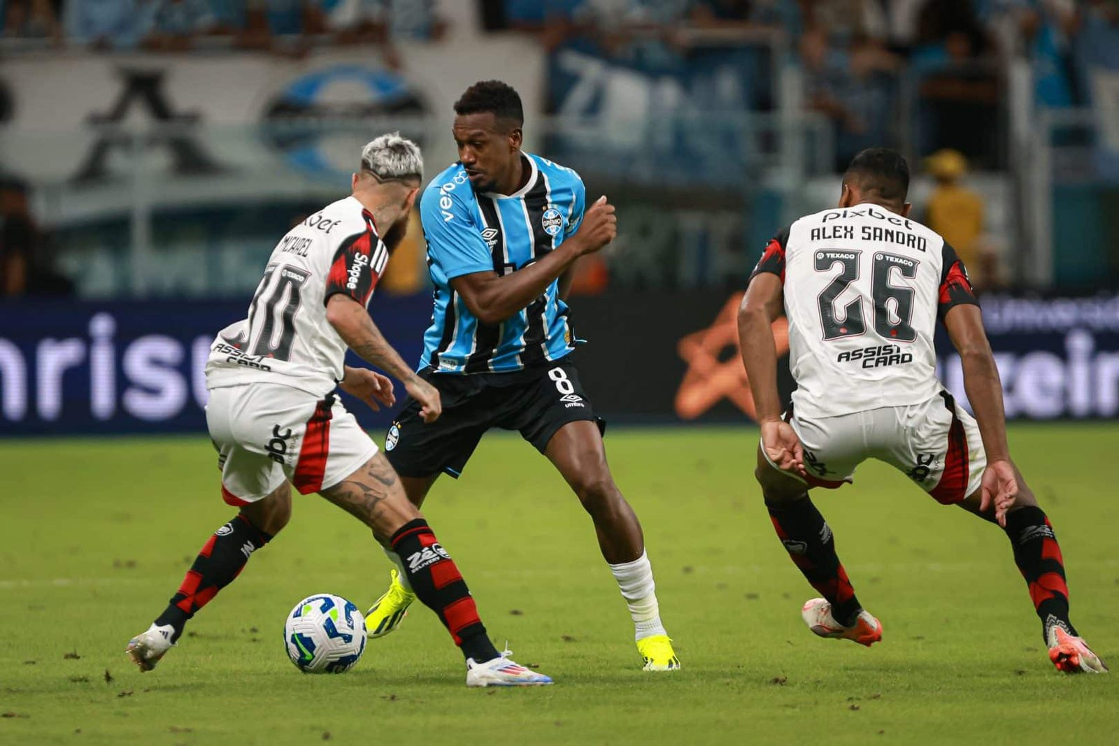 Arrascaeta finalmente se impõe no Flamengo de 2025 e evidencia bagunça do Grêmio