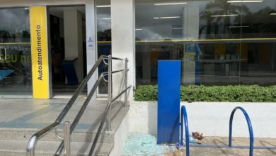 Porta de vidro do Banco do Brasil é quebrada em Cruzeiro do Sul | ac24horas