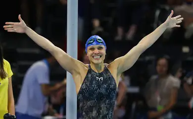Carol Santiago é ouro nos 100m costas e faz história para o Brasil
