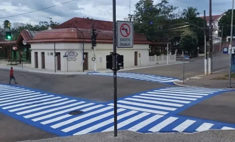 Faixas de pedestres são revitalizadas com pintura azul e branco na capital | ac24horas Faixas de pedestres são revitalizadas com pintura azul e branco na capital | ac24horas