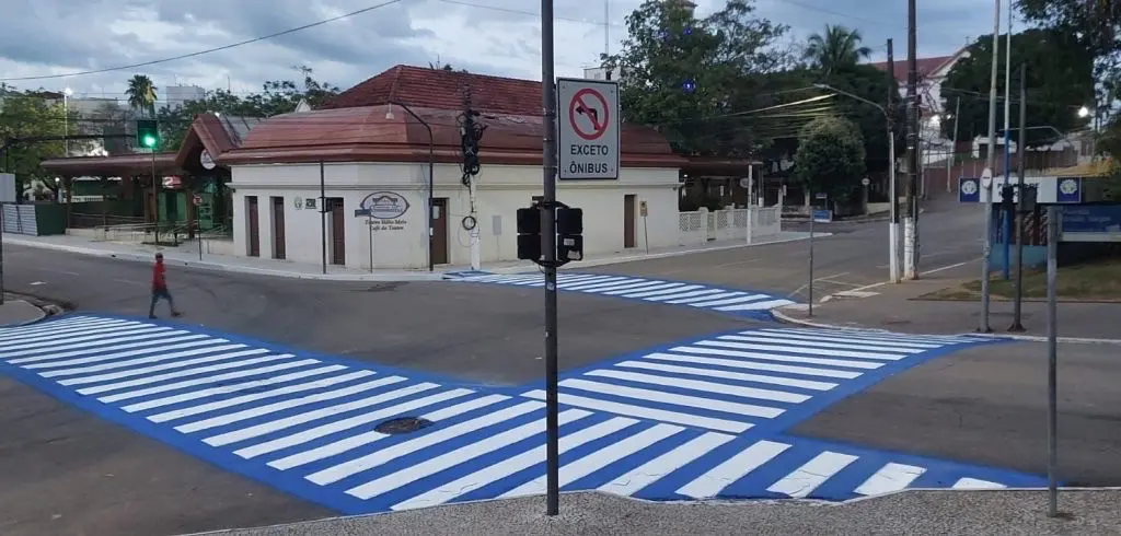 Faixas de pedestres são revitalizadas com pintura azul e branco na capital | ac24horas