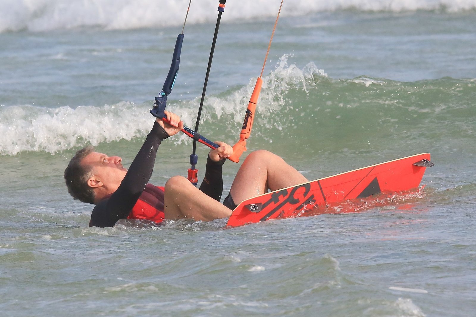 Luciano Huck pratica kitesurf em praia do Rio de Janeiro; veja fotos
