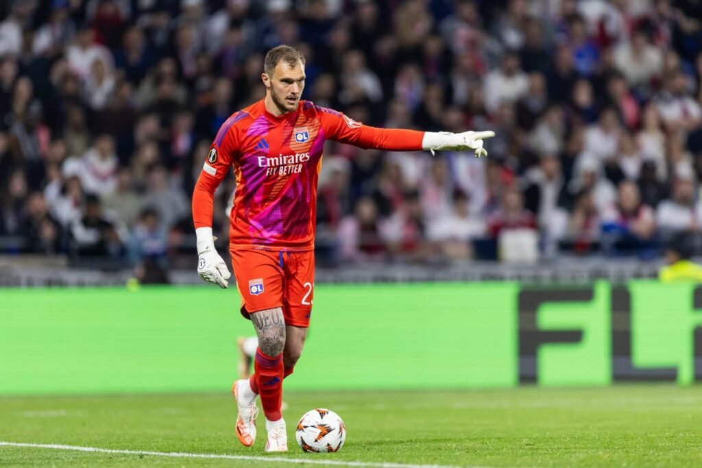 Clubes da Premier League e Serie A fazem propostas por Lucas Perri, do Lyon