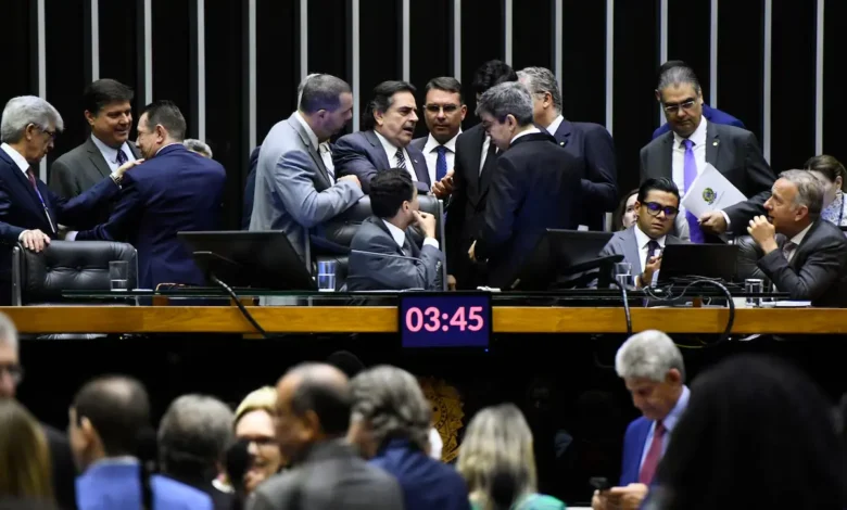 Câmara enfrenta STF e aprova texto para tentar barrar ação contra Bolsonaro e acusados de golpe | ac24horas Câmara enfrenta STF e aprova texto para tentar barrar ação contra Bolsonaro e acusados de golpe | ac24horas