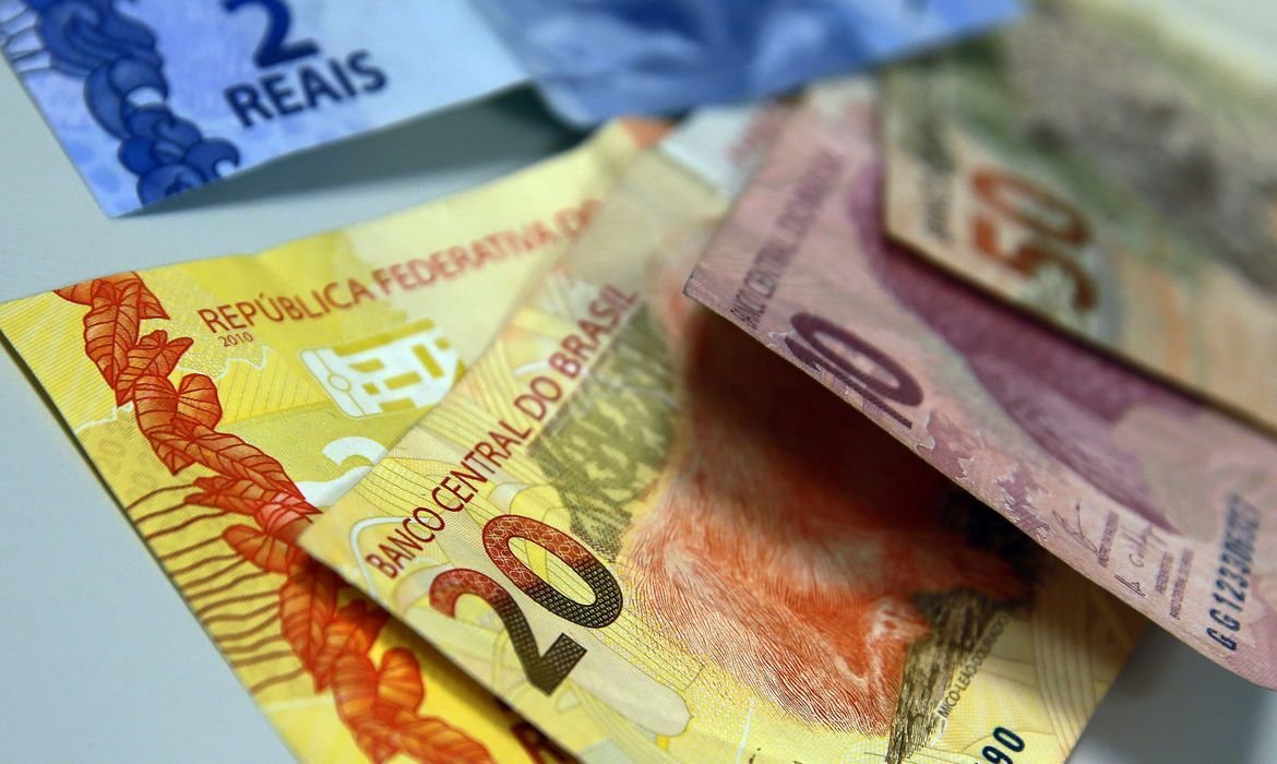 Com seca e câmbio depreciado, inflação acelera e “inverte” rumo da Selic Com seca e câmbio depreciado, inflação acelera e “inverte” rumo da Selic