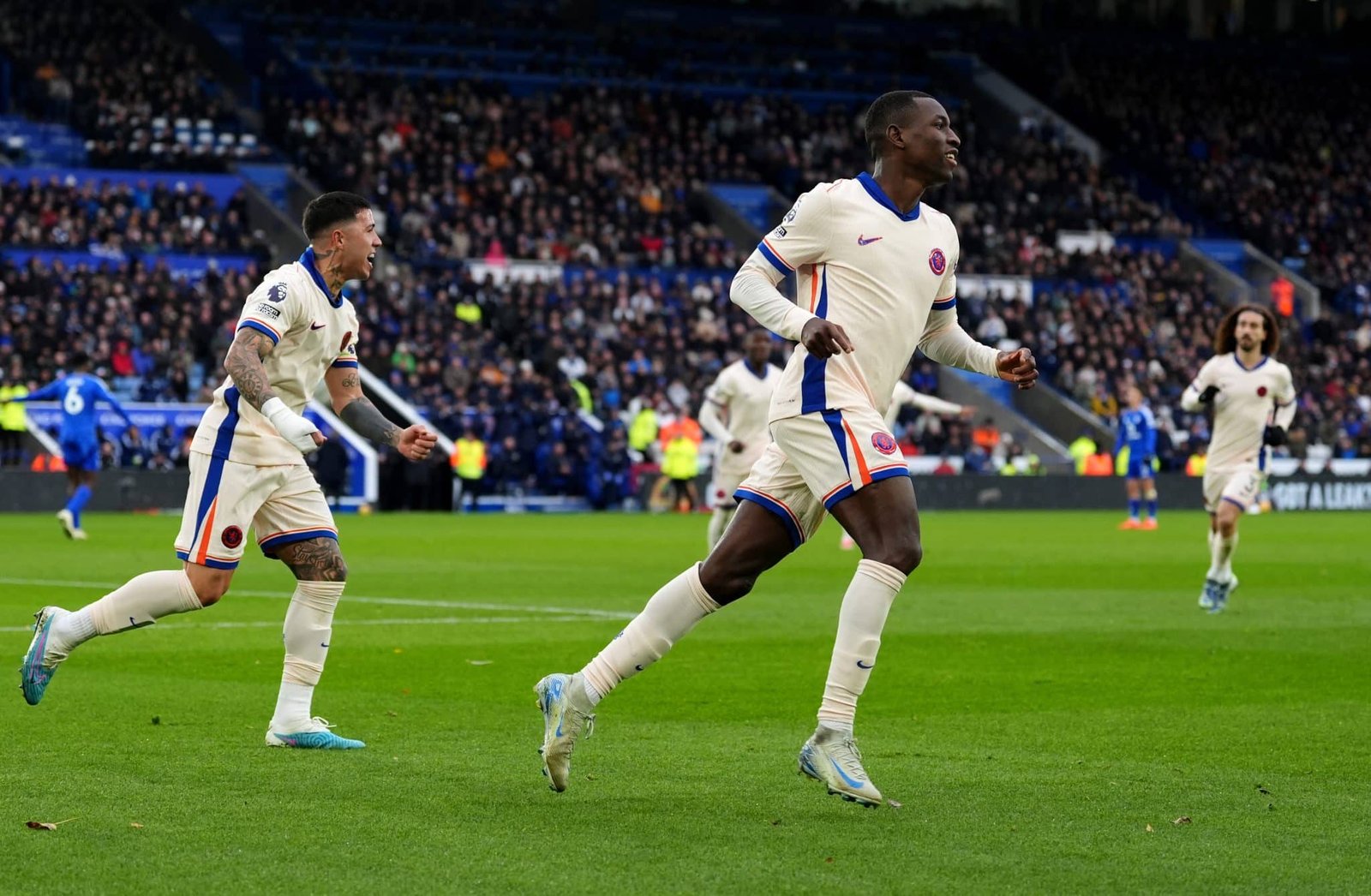 Jackson supera Torres e Crespo na vitória do Chelsea em ‘festival de pontapés’