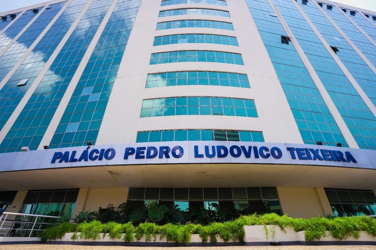 Governo de Goiás lança edital com 24 vagas temporárias e salários de até R$ 10,8 mil