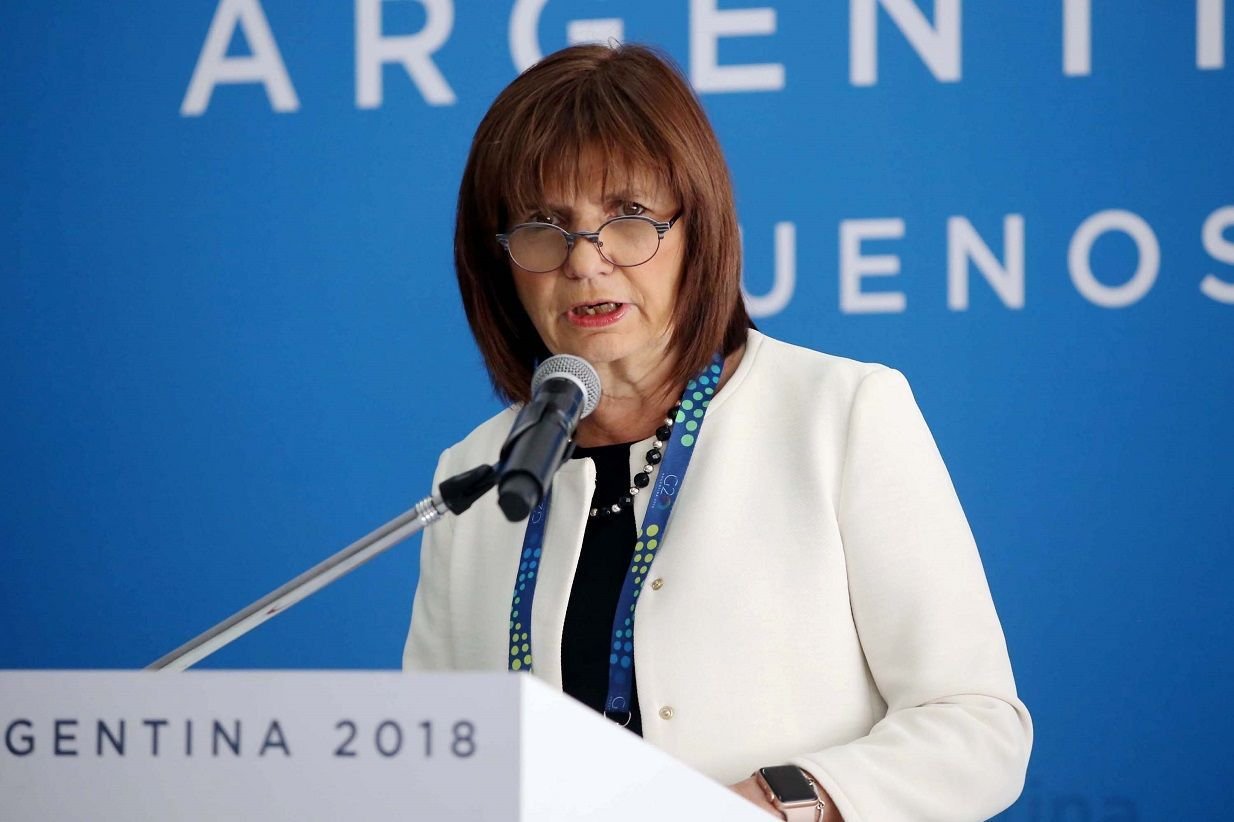 Polícia da Argentina procura foragidos do 8/1, diz ministra de Milei à CNN