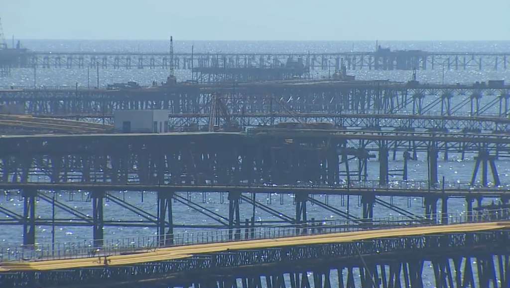 Cidade de plataforma de petróleo da era soviética “flutua“ no maior lago do planeta; entenda