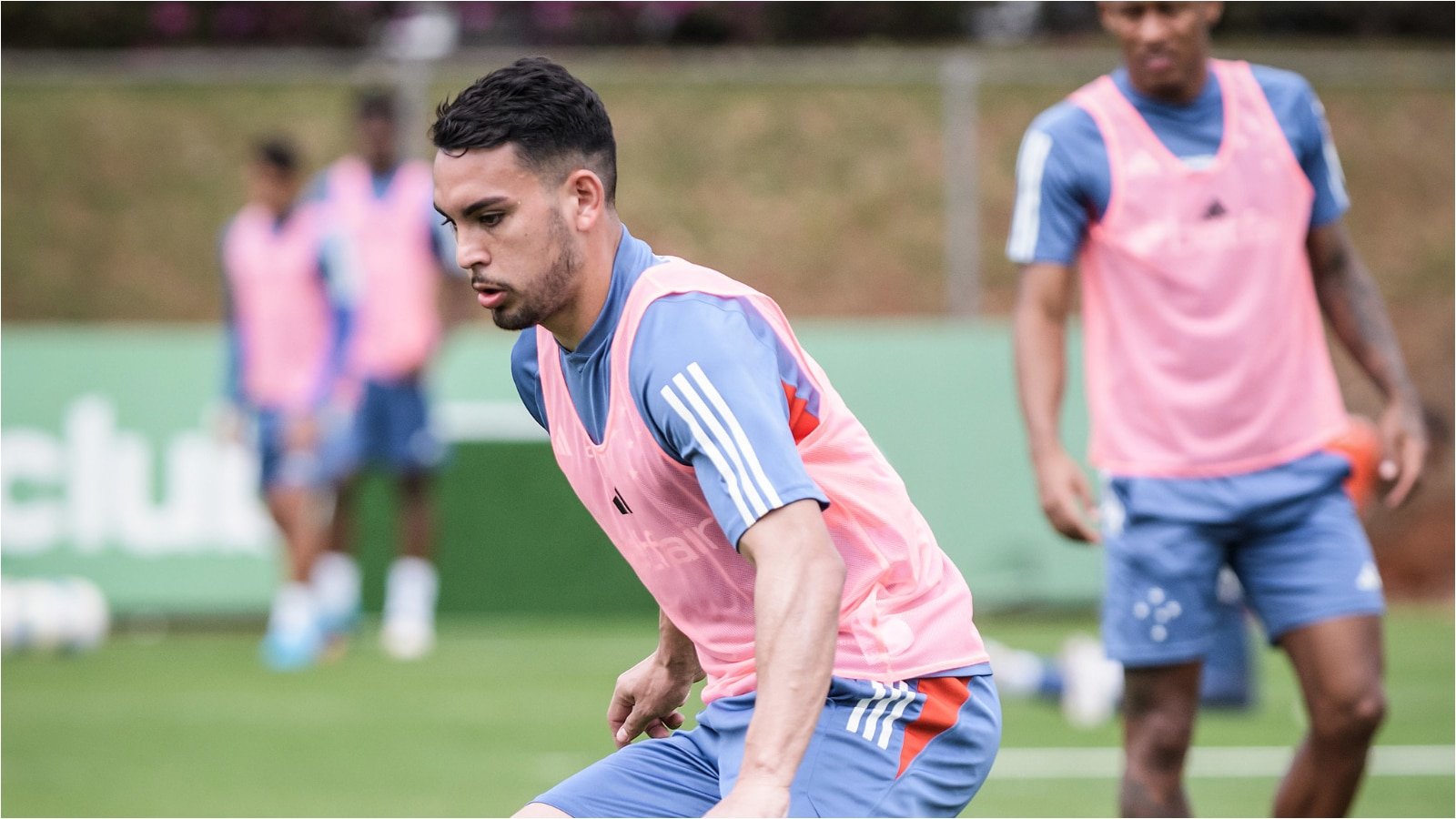 Por que Peralta ainda não estreou pelo Cruzeiro? Quando Walace estará 100%? Seabra explica