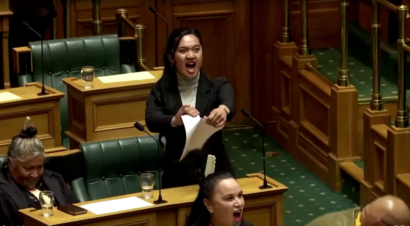 Deputados maoris da Nova Zelândia fazem protesto “haka“ em parlamento; veja vídeo