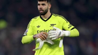 Alvo de Arsenal e Barça, goleiro comparado a Messi salva time de queda e aborda futuro