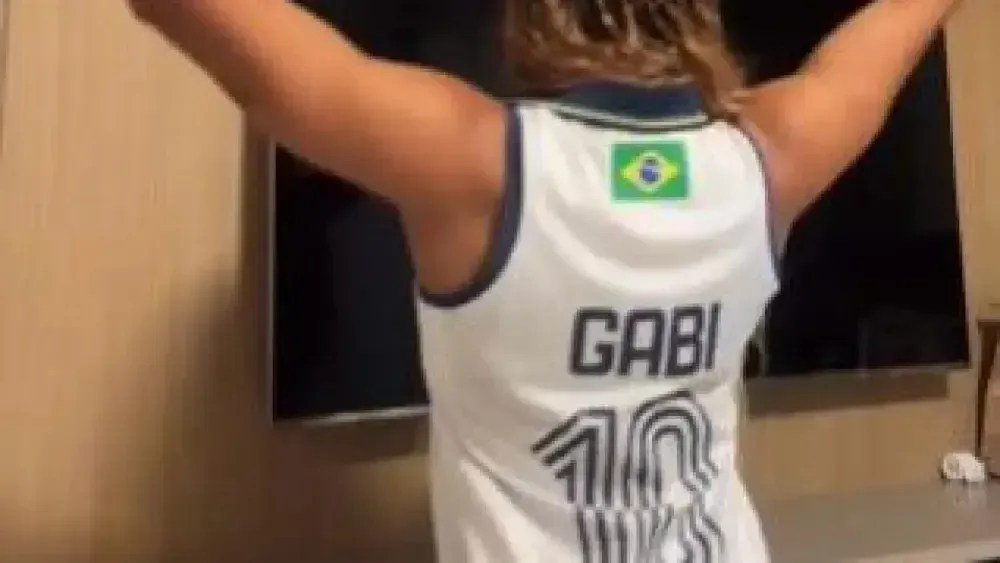 Rebeca Andrade posta vídeo com camisa de Gabi do Vôlei, e web reage Rebeca Andrade posta vídeo com camisa de Gabi do Vôlei, e web reage