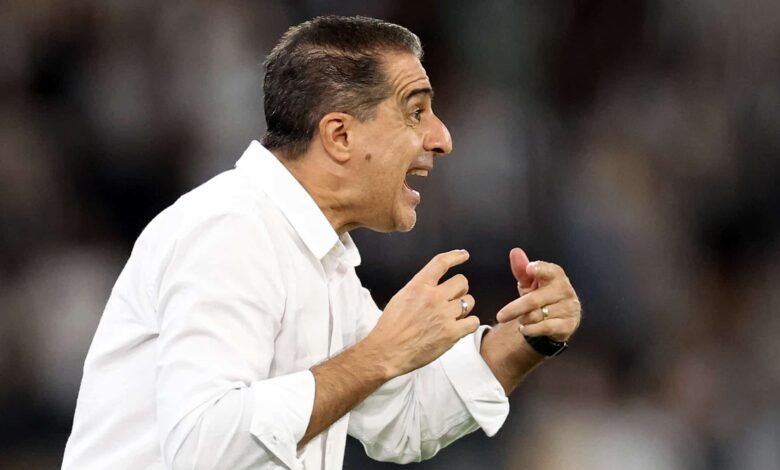 Fogo amigo? Renato Paiva justifica gesto obsceno após gol do Botafogo Fogo amigo? Renato Paiva justifica gesto obsceno após gol do Botafogo