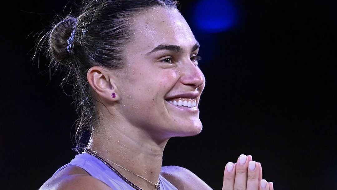 Sabalenka tira foto da marca da bola para contestar decisão do árbitro