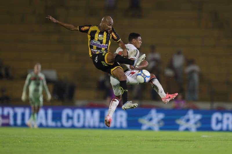Mesmo com três expulsos, líder da Série B vence e amplia distancia para o Santos Mesmo com três expulsos, líder da Série B vence e amplia distancia para o Santos