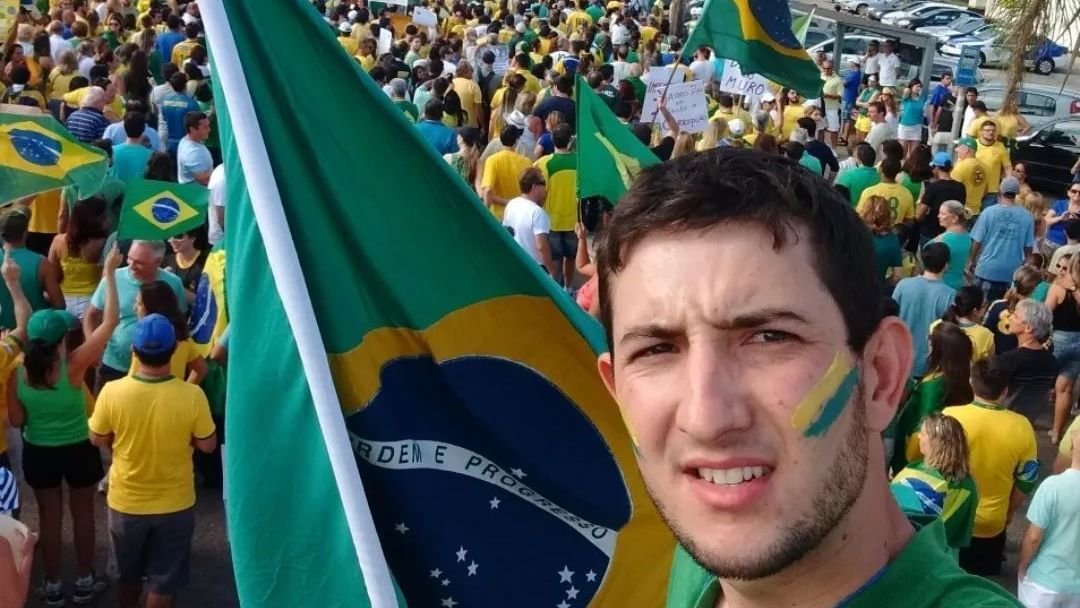 Motoboy de Sorocaba que filmou 8/1 da torre do Congresso é preso na Argentina