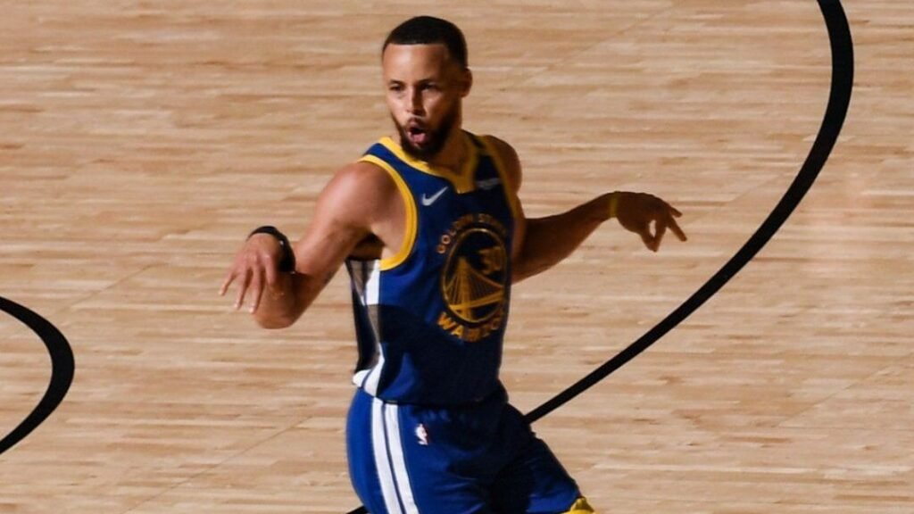 Warriors vencem Rockets em estreia dos playoffs com show de Curry