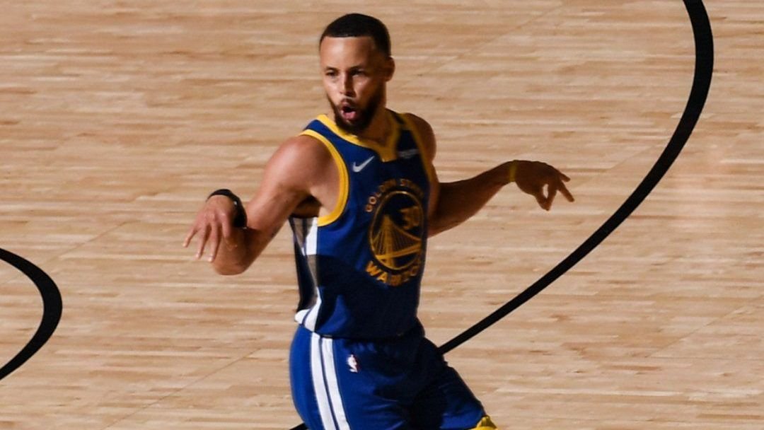 Warriors vencem Rockets em estreia dos playoffs com show de Curry