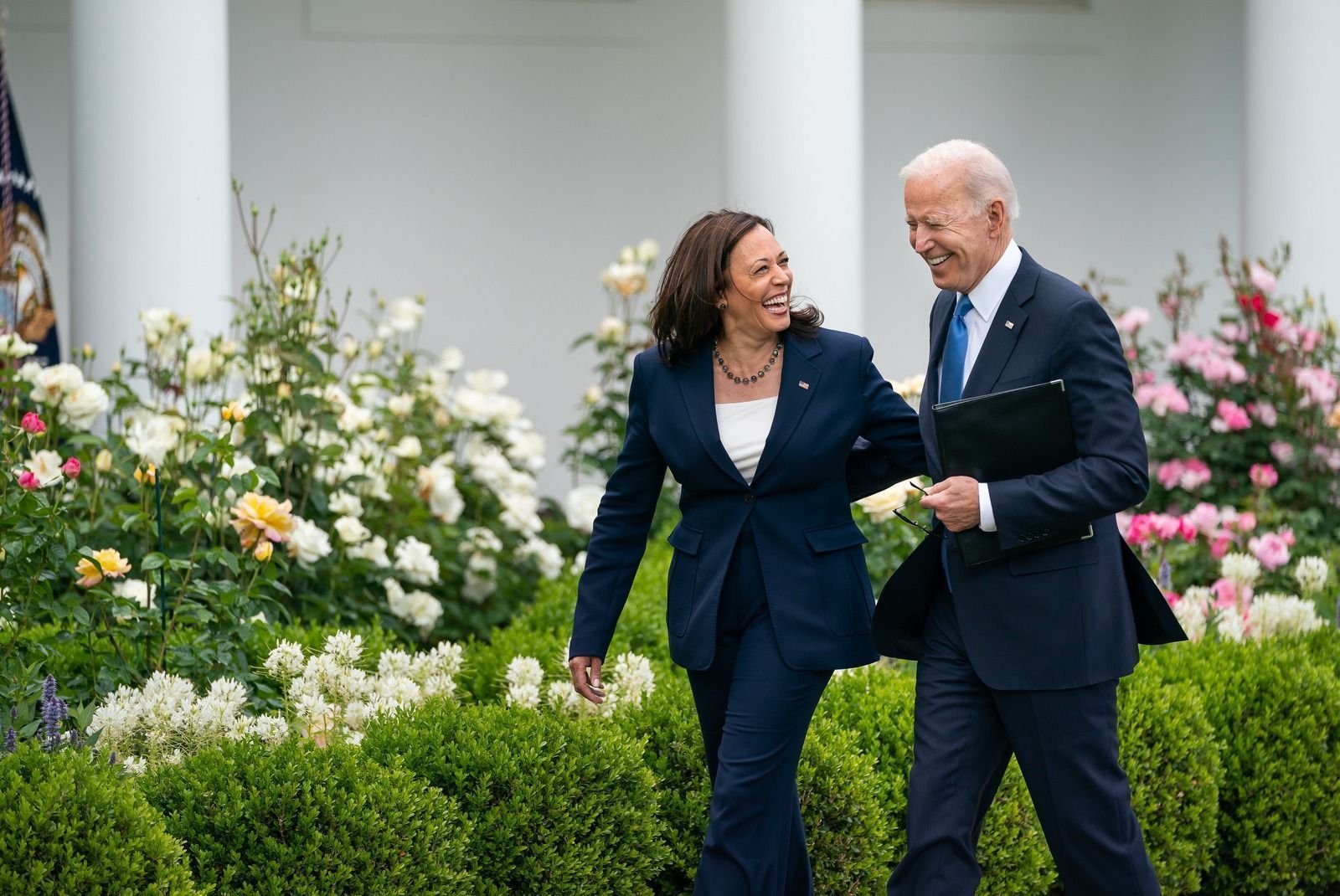 Biden parabeniza Kamala após garantir votos suficientes para nomeação