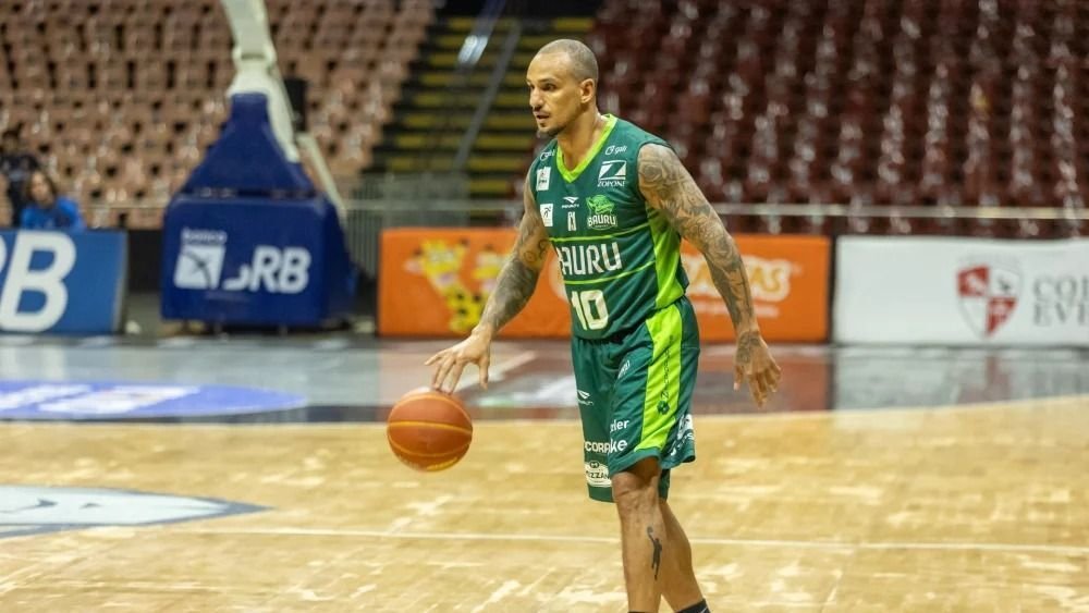 Lenda do basquete brasileiro renova contrato e vai jogar até os 45 anos