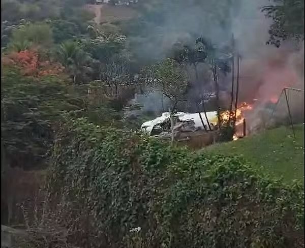 Avião da Voepass com 62 pessoas cai em Vinhedo (SP)