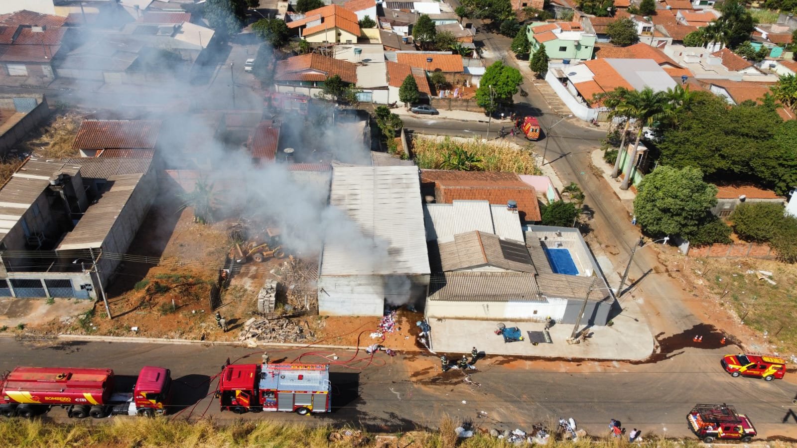 Incêndio destrói galpões de estopas no Solar Ville em Goiânia