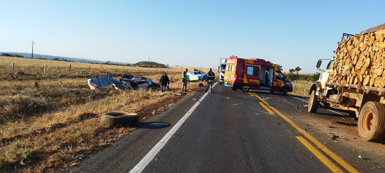 Acidente entre carro de passeio e caminhão deixa 2 mortos
