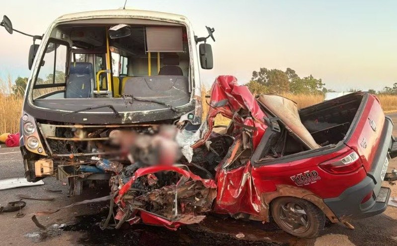 Acidente entre micro-ônibus e carro deixa 2 mortos e 4 feridos