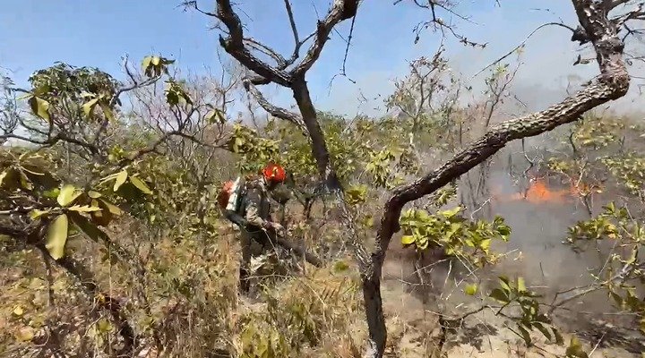 Bombeiros controlam incêndio na Serra das Areias