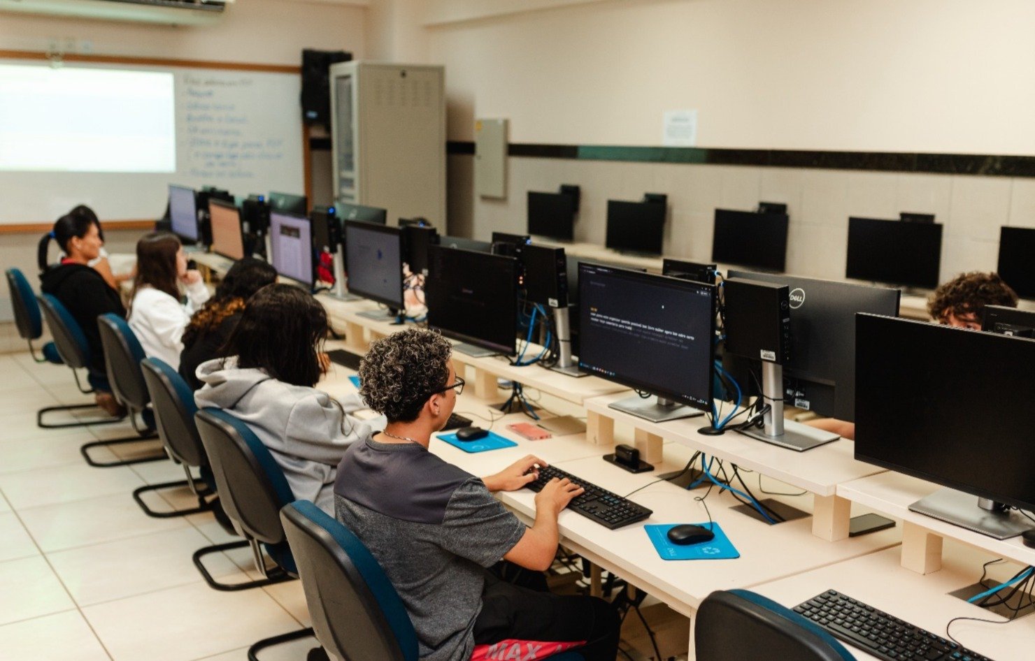 Governo de Goiás abre 160 vagas de cursos na área de TI