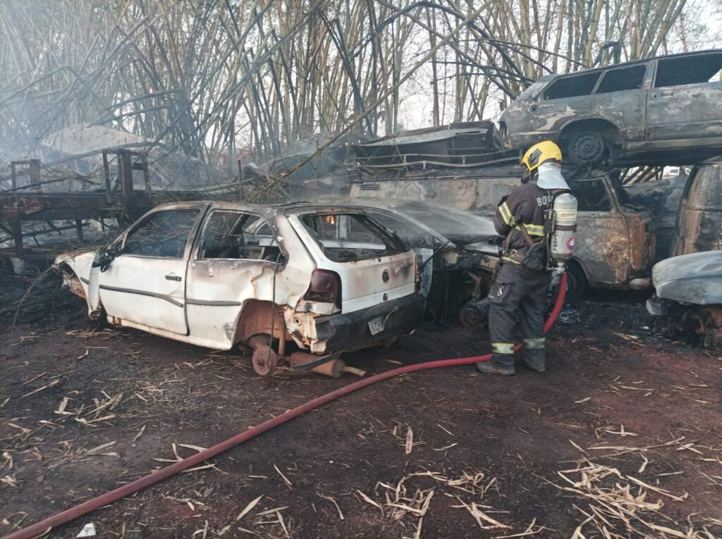 Incêndio consome 163 carros em garagem da SMM