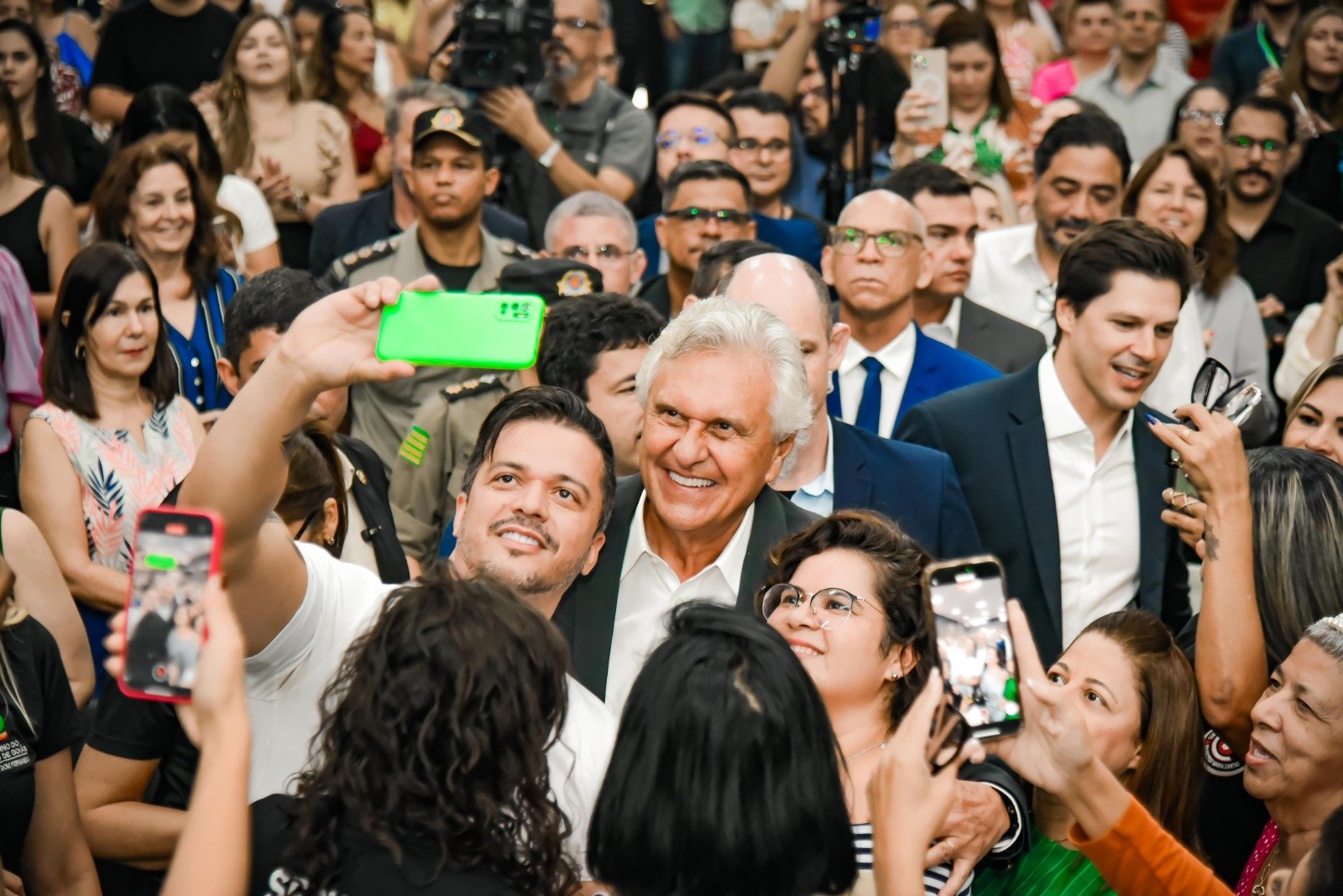 Caiado anuncia reestruturação da carreira dos professores